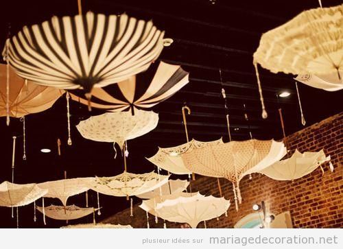 Déco original mariage, parapluie pendue du plafond