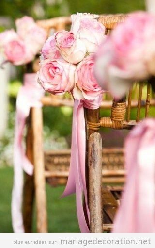 Idees décoration mariahe au jardin, chaises en bois et roses