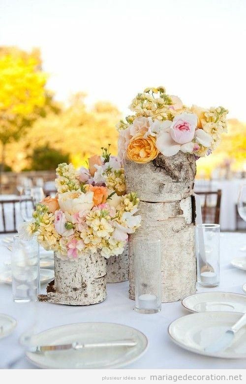 Déco mariage, centre de table réalisé avec  un tronc et des fleurs