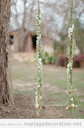 Un balançoire avec des fleurs pour décorer un mariage au jardin