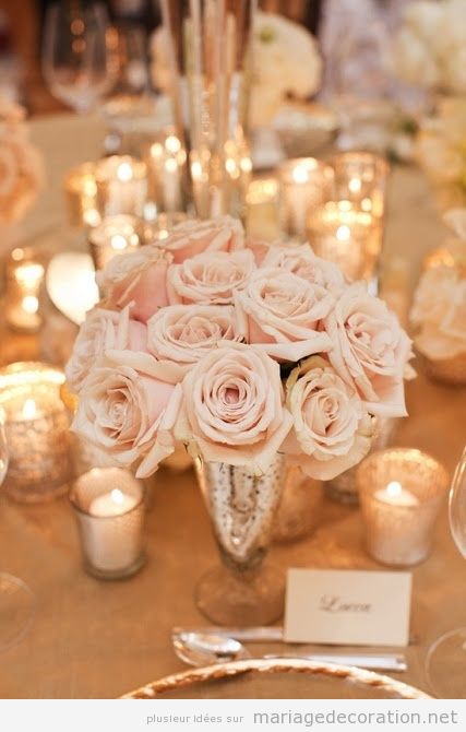 Décoration de table de mariage avec de vases en argent vielli, roses et bougies