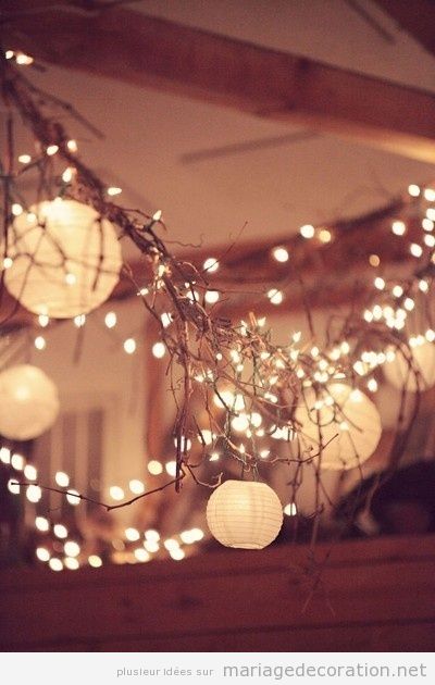 Éclairage salle mariage branches, lumières et ballon papier