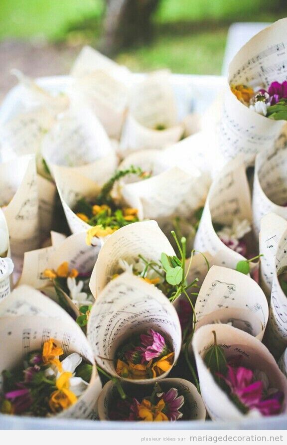 Idée original mariage pas cher, cornet en papier de partition plein de fleurs