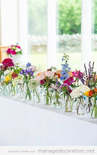 Idée déco table mariage pot en verre et fleurs