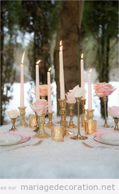Idées déco table mariage candélabre doré et roses