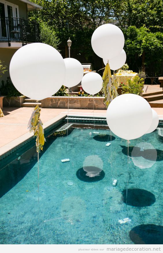 Idées décorer mariage avec des ballons de hélium piscine